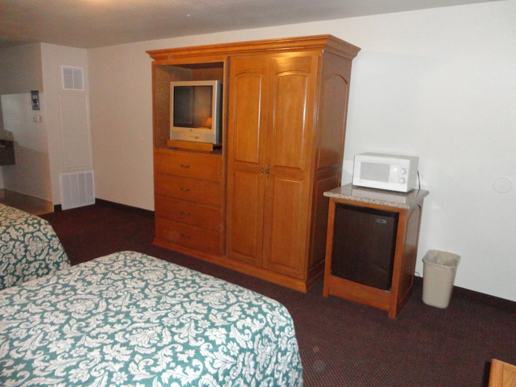 Garden Inn And Suites Silsbee Room photo